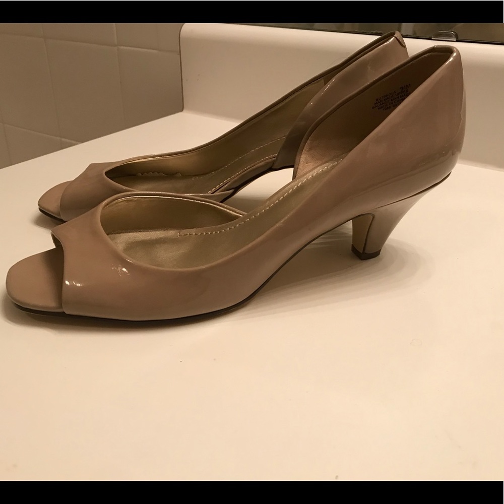 New, Tan Patent Leather Bandolino Open Toe Heels